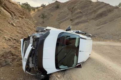 Derecik’te takla atan otomobilde karı koca yaralandı