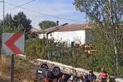 Elazığ’da araç şarampole devrildi: 2 yaralı