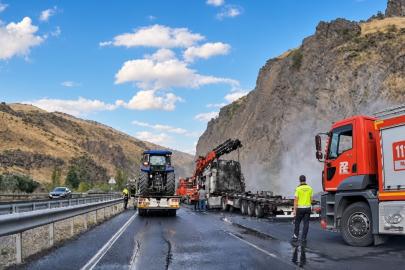 Erzincan-Erzurum kara yolunda hayvan yemi yüklü tır yandı