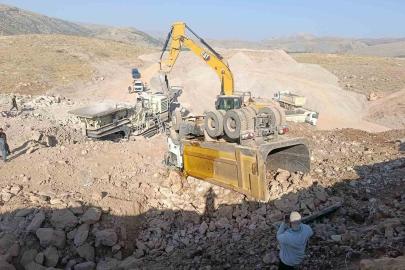 Hafriyat kamyonu devrildi: Sürücü yaralandı