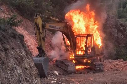 İş makinesi alev topuna döndü