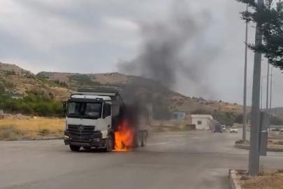Kamyonda çıkan yangına beton mikserinden müdahale