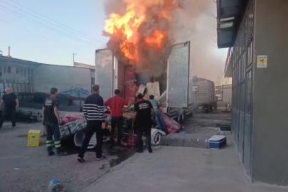 Kars’ta nakliye kamyonu alev alev yandı: Ev eşyaları kullanılamaz hale geldi