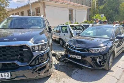Kontrolden çıkan araç park halindeki 4 araca çarptı