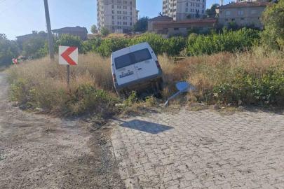 Malatya’da kontrolden çıkan minibüs şarampole devrildi: 2 yaralı