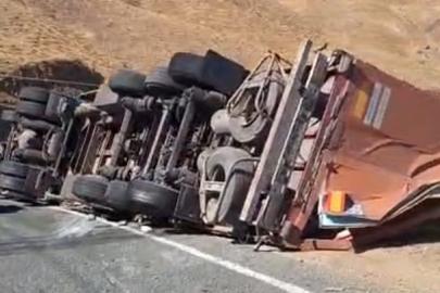 Malatya’da tır devrildi: 2 yaralı