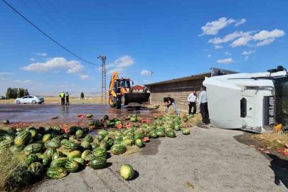 Muş’ta karpuz yüklü tır devrildi: Karpuzlar yola döküldü
