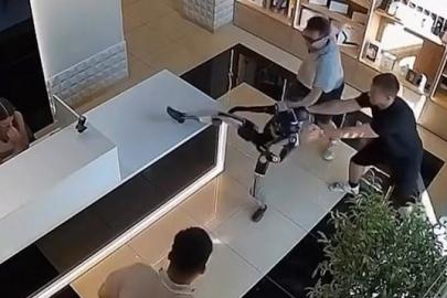 Müşteri robotu itti, robot tekme tokat saldırdı