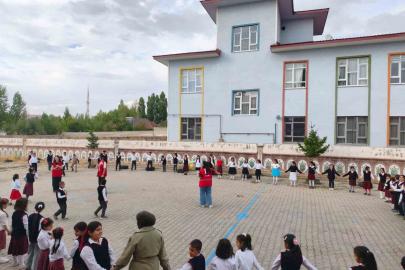 Patnos’ta Kızılay gönüllüleri öğrencilerle bir araya geldi