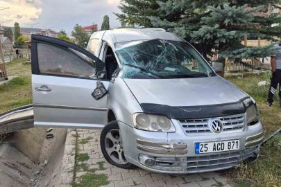 Sarıkamış’ta hafif ticari araç şarampole devrildi: 2 yaralı