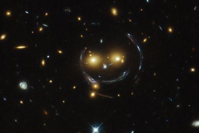 Hubble yakaladı. Gülümseyen galaksi